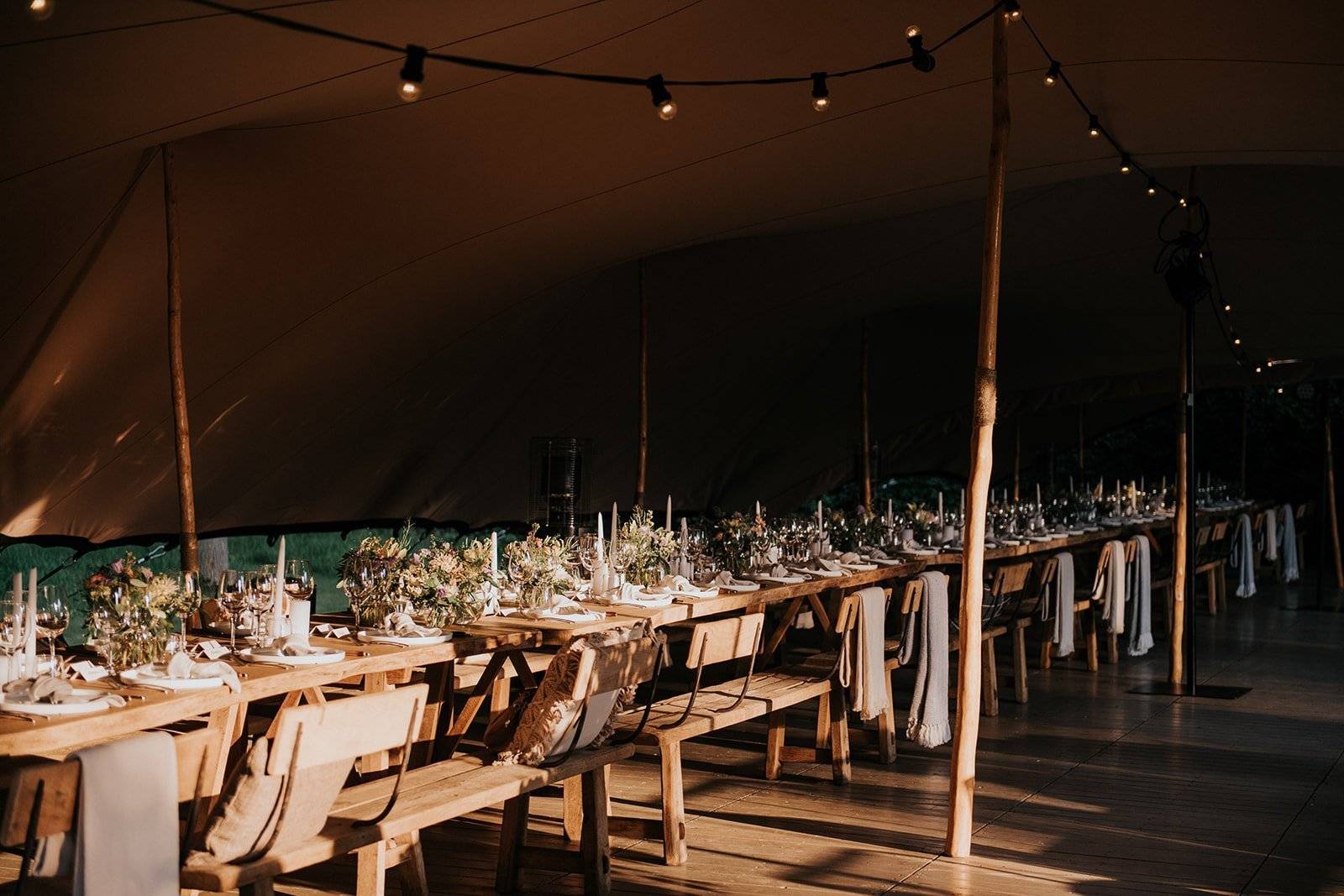 Garden party met eiken boolplanktafels van bijna 5 meter lang