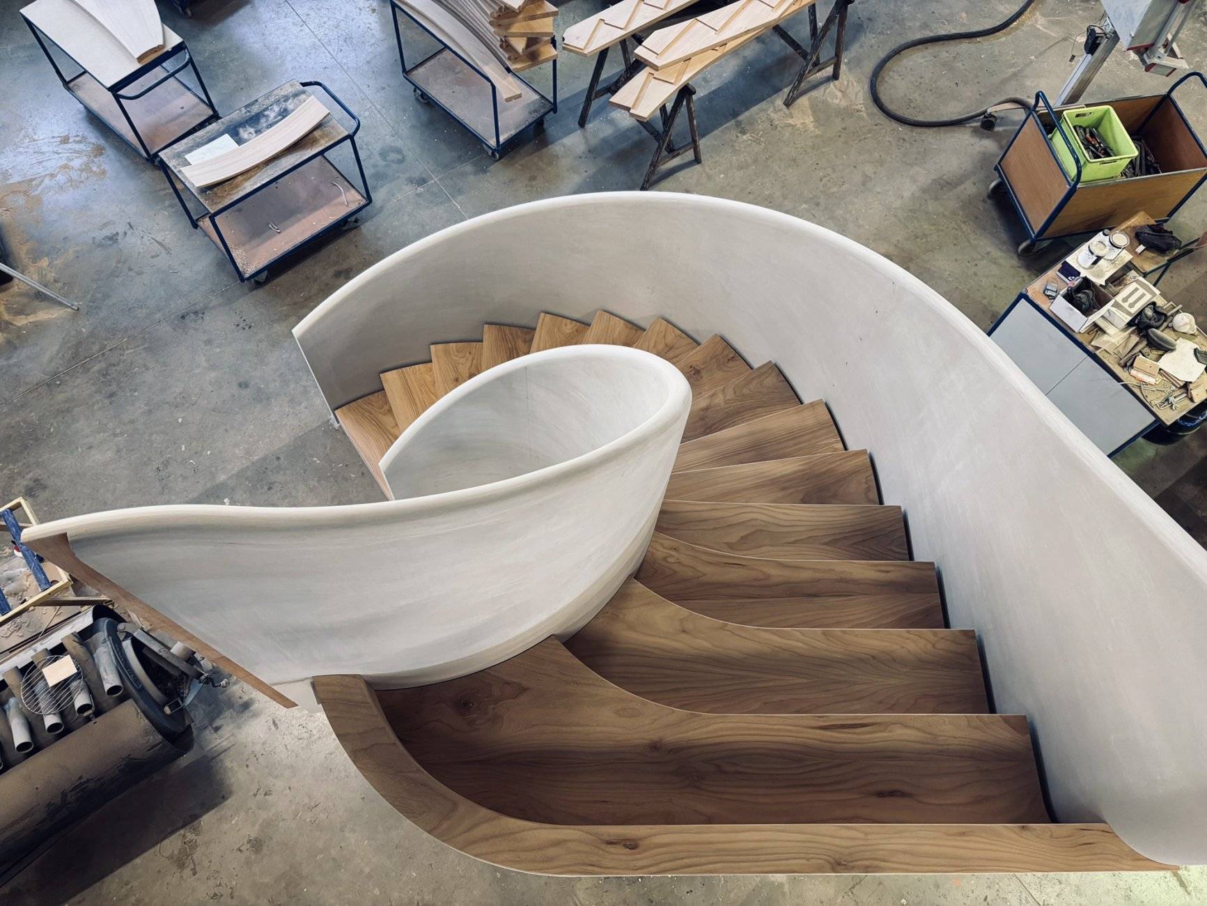 Spiraaltrap met vloeiende gesloten balustrade