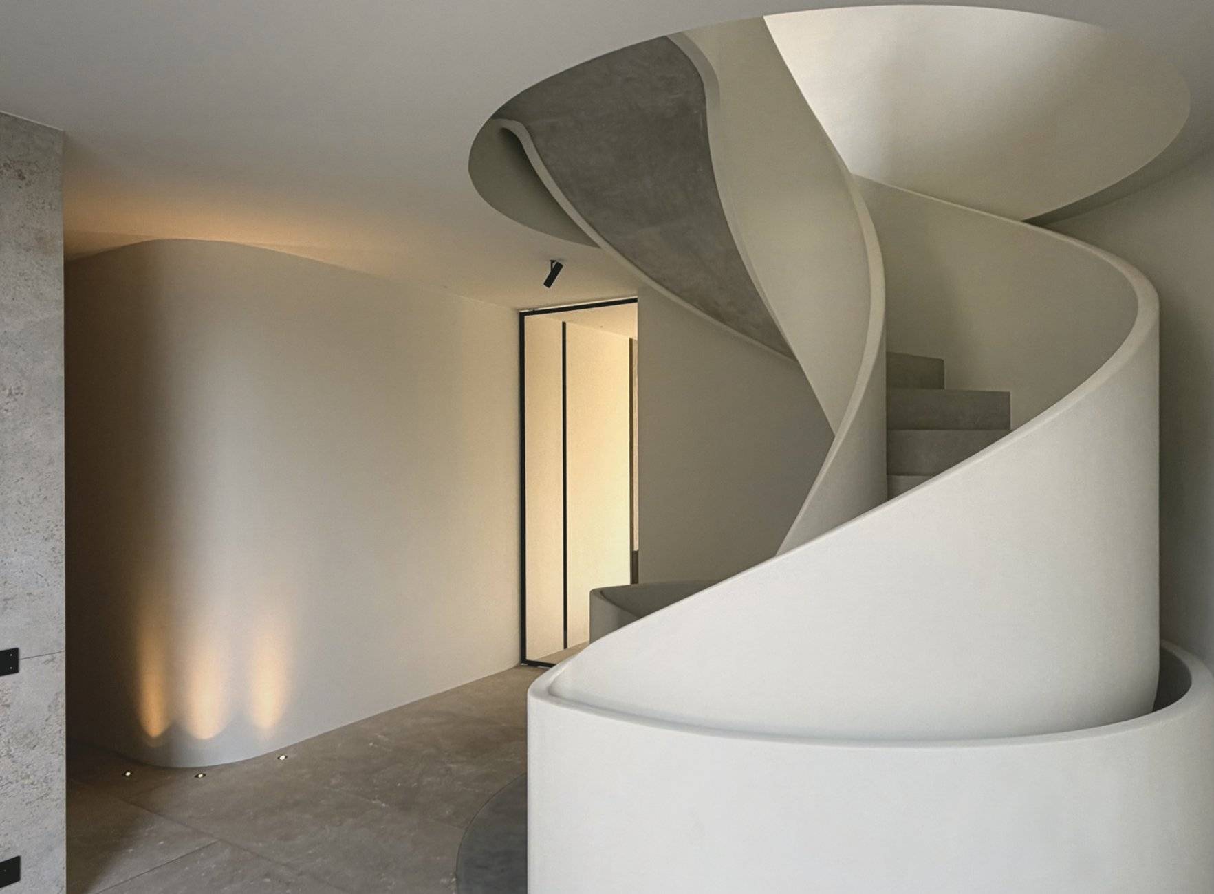 Spiraaltrap met dubbele vloeiende balustrade