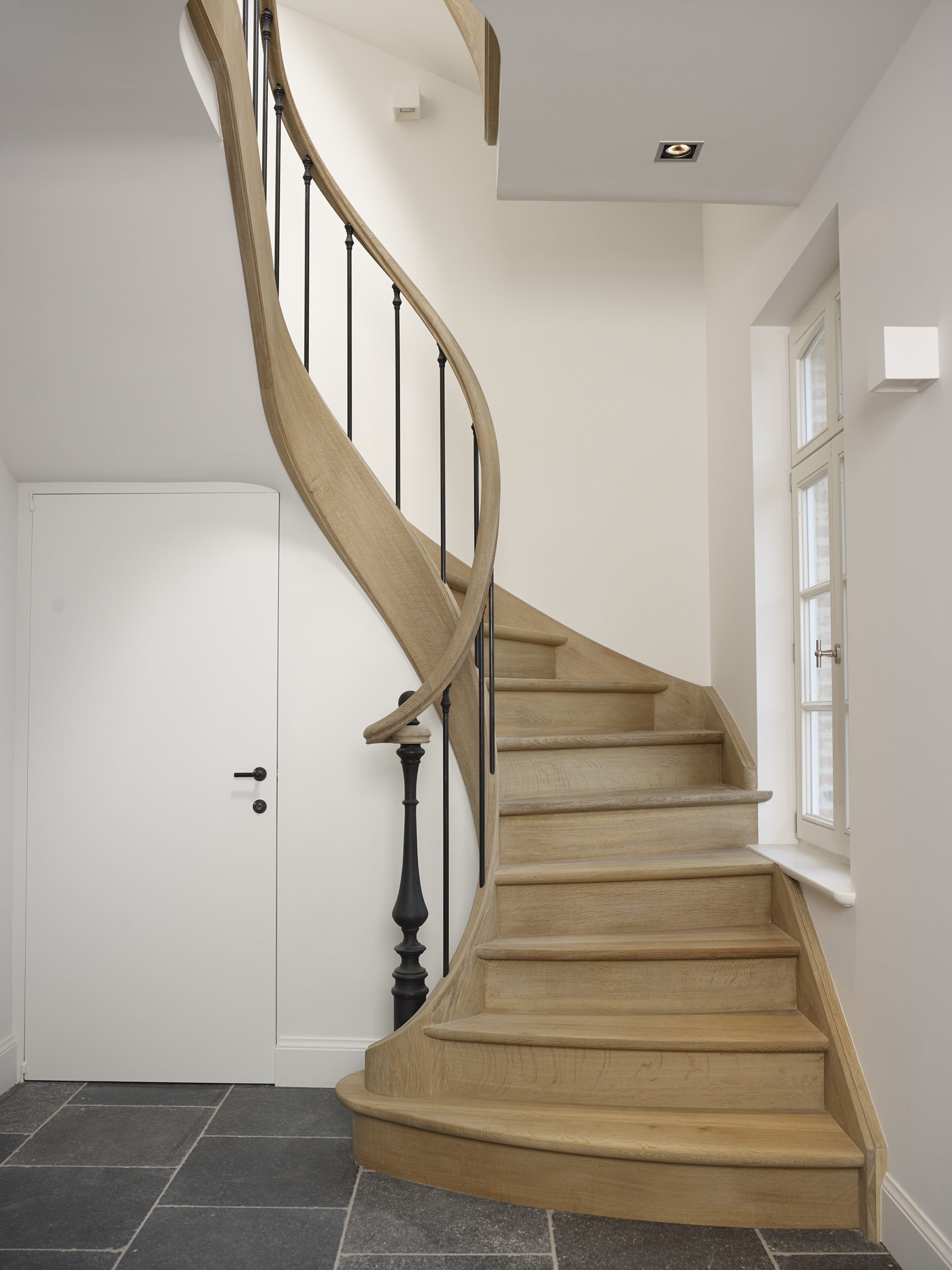 Gesloten houten trap