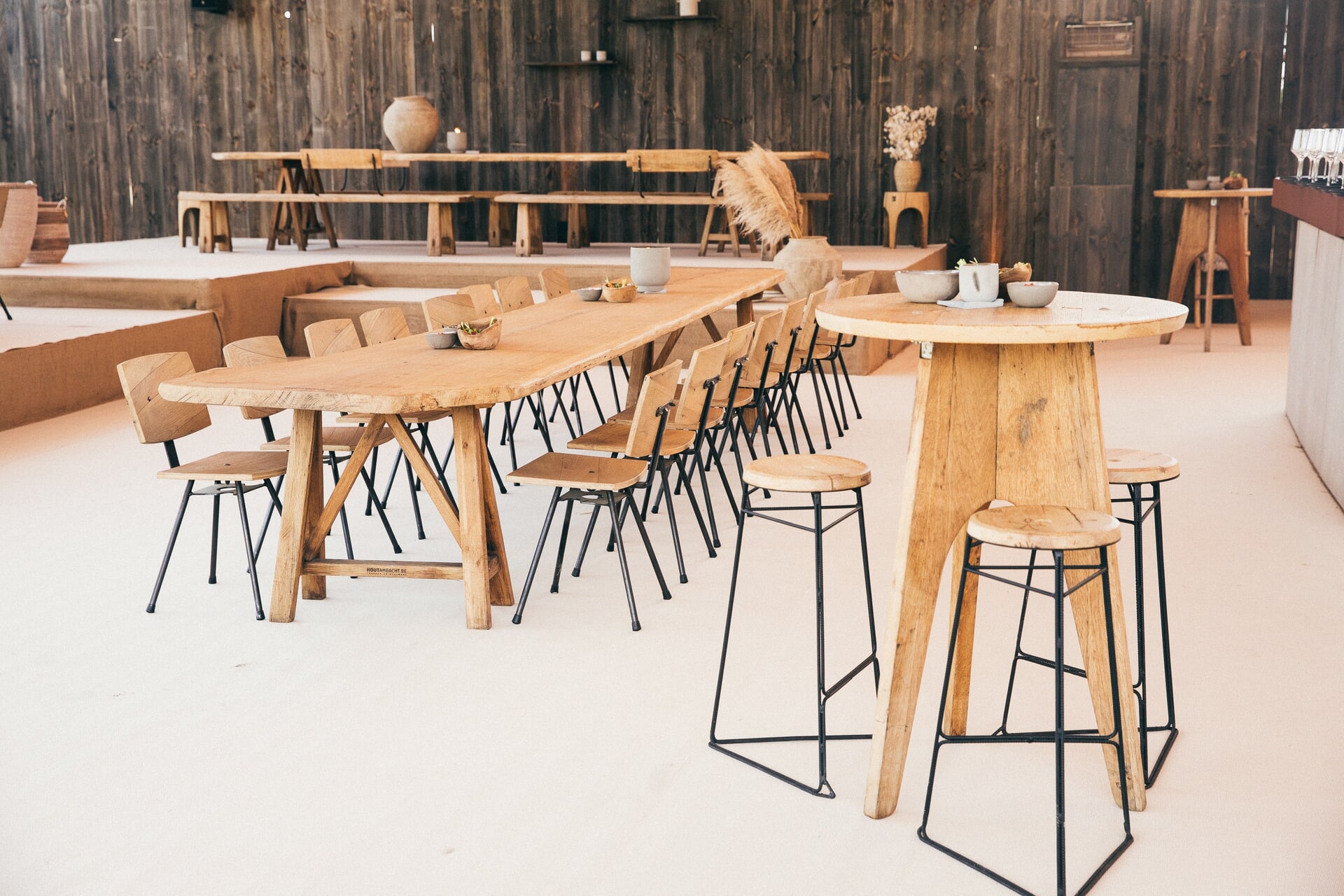 Houten stoelen huren