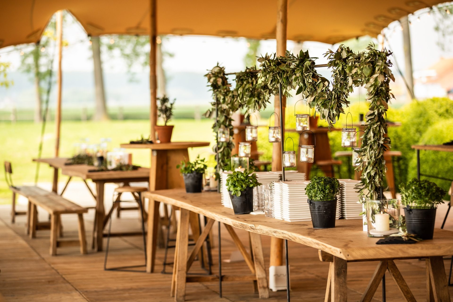 Houten tafels huren