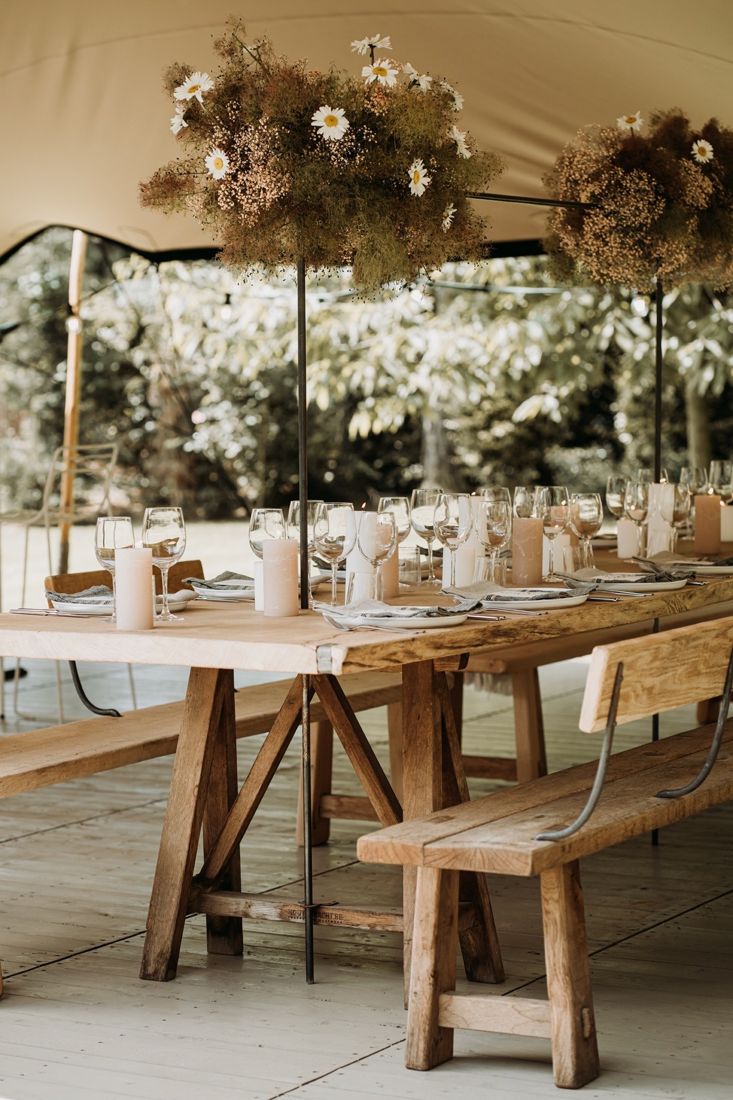 Houten tafels huren