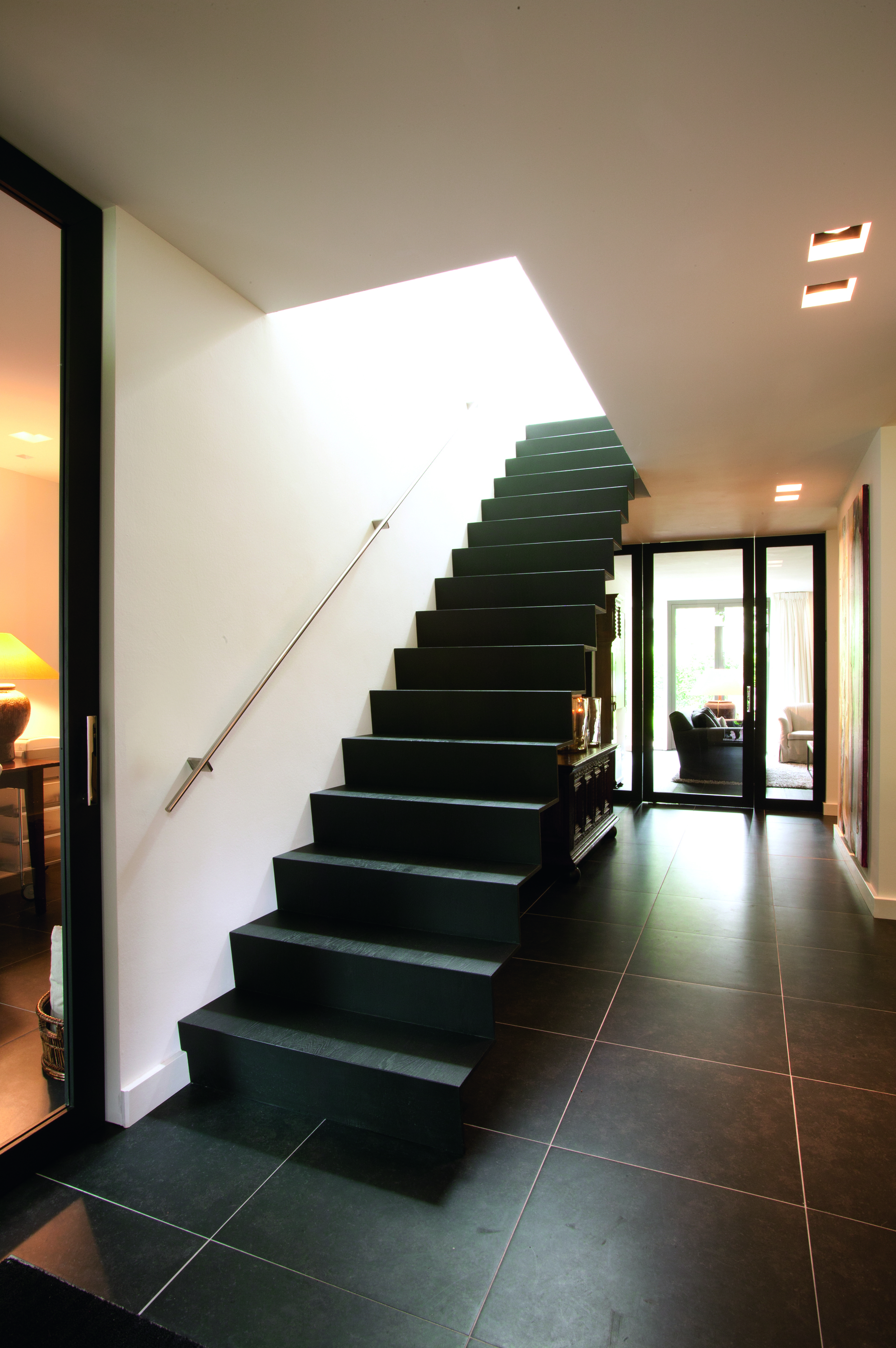 Zwarte houten trap