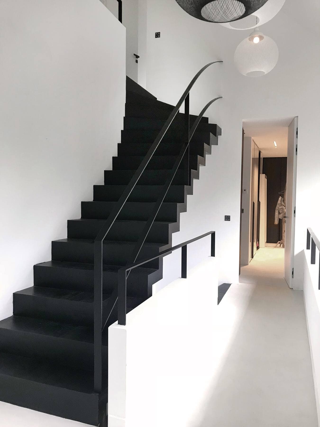 Zwarte houten trap
